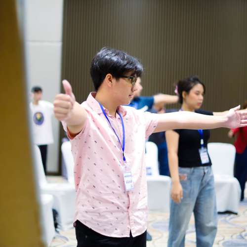 NLP วิชาชีวิตพิชิตความสำเร็จ รุ่น 46 หัวข้อ ภาษากายเชิงบวกมีผลต่อสารเคมีในสมอง / การปรับสภาวะอารมณ์เชิงบวก 4 อารมณ์ / เรียนรู้ที่มาของพฤติกรรมมนุษย์ / เรียนรู้ Mind Set เพื่อชีวิตมีความสุข / กิจกรรมหยดหมึก / สัมพันธภาพที่ดีเริ่มที่คนคนเดียว / เรียนรู้คน 4 ประเภท ( V A K Ad) / Process 2NE1 ย้อนเวลาบำบัด / ฝึกการสร้างสัมพันธภาพ (RAPPORT) 