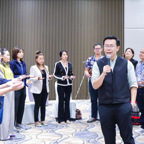 NLP วิชาชีวิตพิชิตความสำเร็จ รุ่น 47 หัวข้อ ภาษากายเชิงบวกมีผลต่อสารเคมีในสมอง / การปรับสภาวะอารมณ์เชิงบวก 4 อารมณ์ / เรียนรู้ที่มาของพฤติกรรมมนุษย์ / เรียนรู้ Mind Set เพื่อชีวิตมีความสุข / กิจกรรมหยดหมึก / สัมพันธภาพที่ดีเริ่มที่คนคนเดียว / เรียนรู้คน 4 ประเภท ( V A K Ad) / Process 2NE1 ย้อนเวลาบำบัด / ฝึกการสร้างสัมพันธภาพ (RAPPORT) 