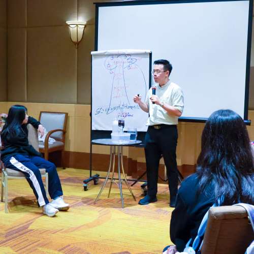 NLP สำหรับเด็ก รุ่น 24 หัวข้อ เกมส์ละลายพฤติกรรม / สร้างกฎ Cone of Learning / กิจกรรม point c / เข้าใจจิตสำนึก / ฝึกการสื่อสารกับตัวเอง / วงล้อชีวิต 6 ด้าน / กิจกรรมปรับมุมมอง / เรียนรู้ Eye Pattern / เทคนิคเพิ่มความจำ / การจัดการเสียงในหัว 